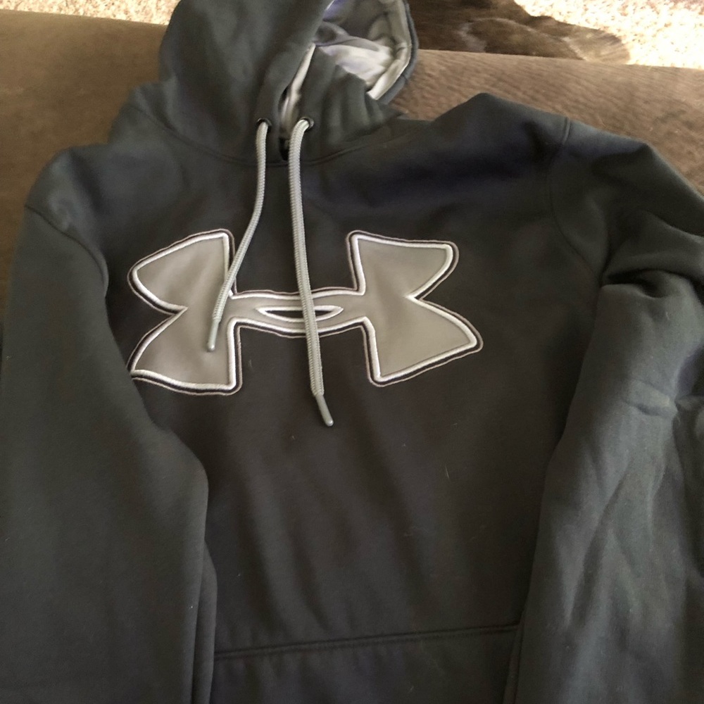 Men’s Under Armour sweatshirt